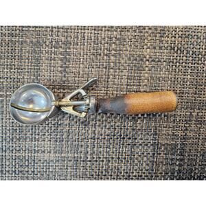 Vintage Ice Cream Scoop Working wood handle Scoop 12
